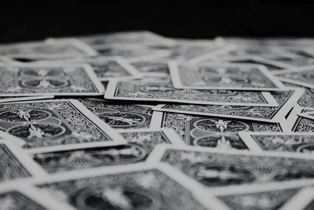 pyramidi pasianssi kortit